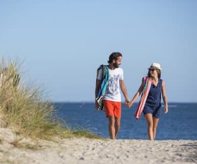 Couple sur la plage à Carnac