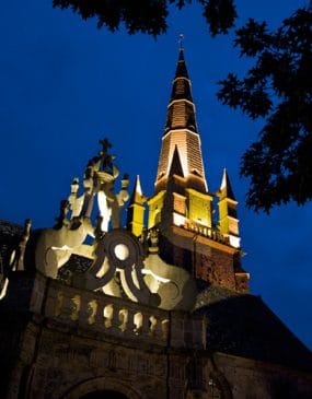 L'église Saint Cornély à Carnac avec son baldaquin illuminé